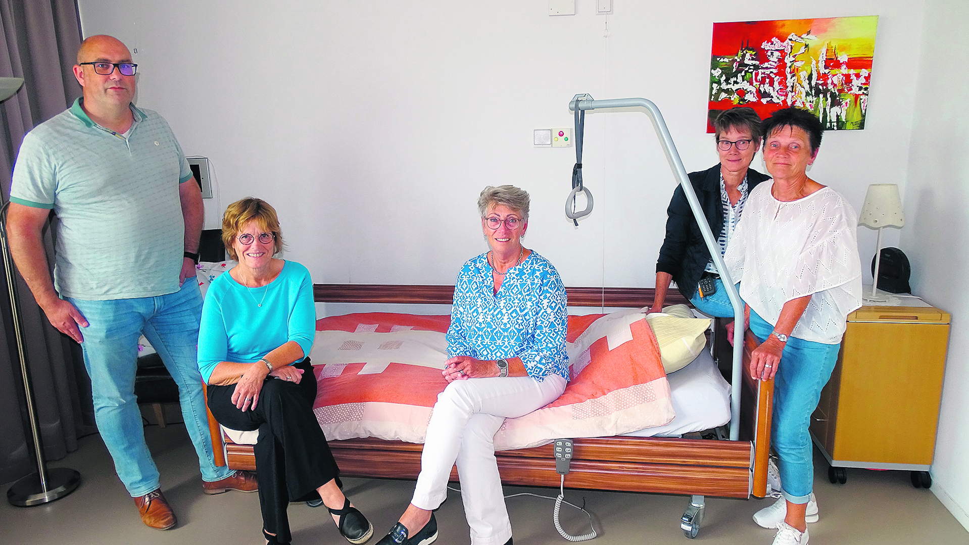 In de tijdelijke kamer in De Wulverhorst met v.l.n.r.: Sander Trijssenaar, Joyce Jacobs, Mary-Ann Eijs, José Boere en Adrie Borst.