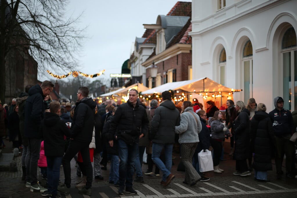 Kerstmarkt Delden beter bezocht dan ooit Het laatste nieuws uit Hof