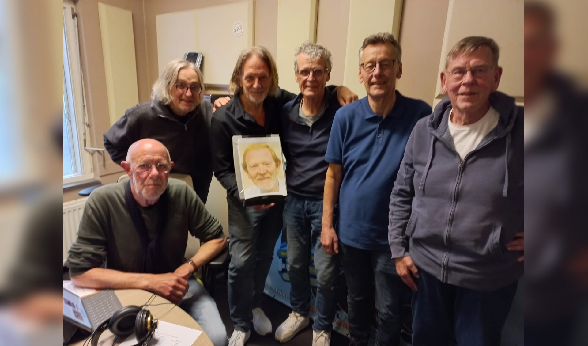 De crew van E8 Radio met v.l.n.r:. Bert van den Berg, Bert Janssen, Theo Hakkert (met een portret van de afwezige Jaap Heerze), Hans Exterkate, Gerrit Schinkel en technicus Sjaak Hulshof.