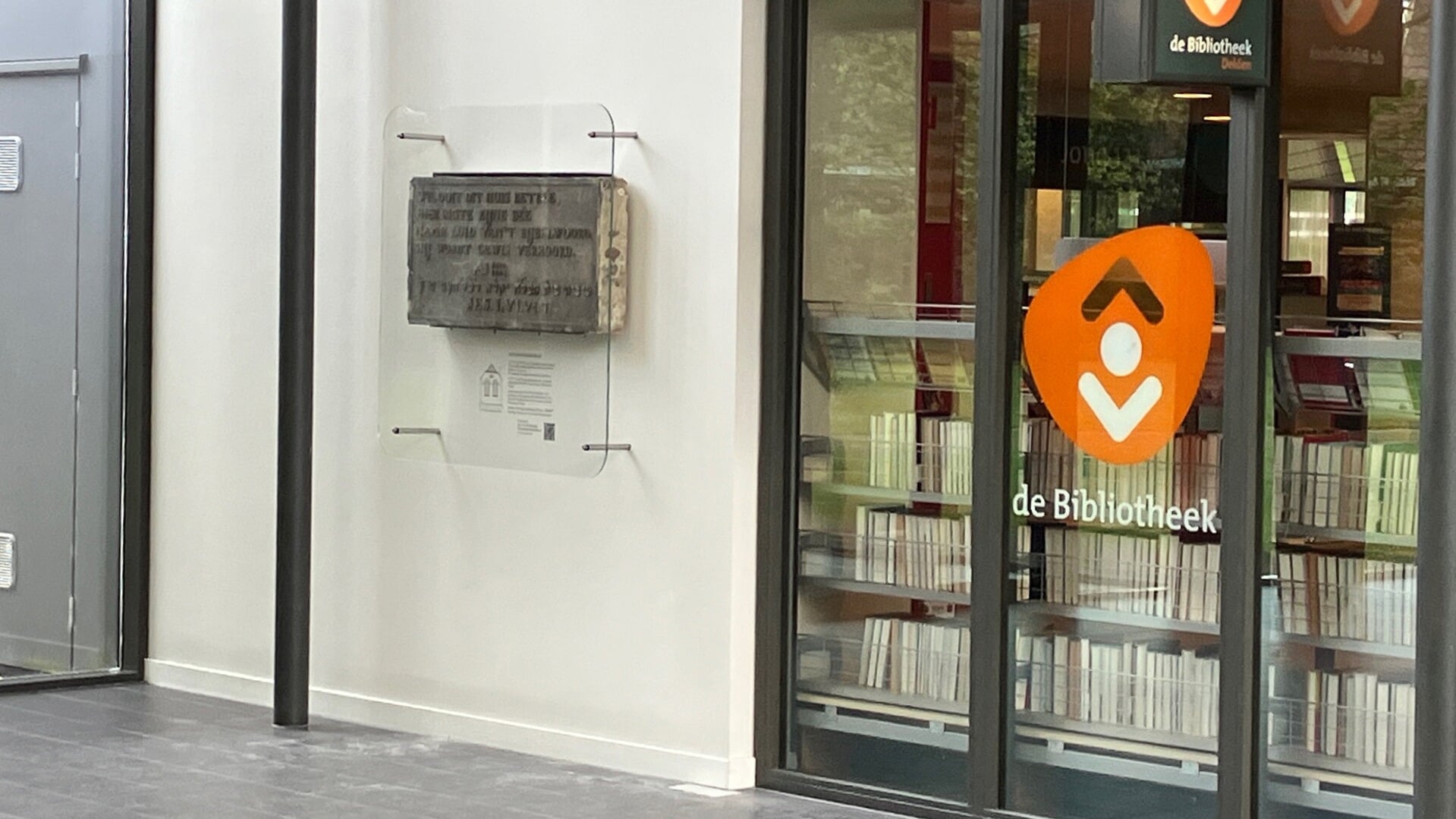 De gevelsteen heeft een mooie plek gekregen in de Stadshagen bij de Bibliotheek Delden