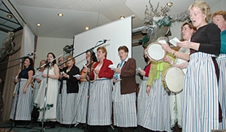  Het bestuur van de Vrouwencontactgroep vormde samen met een aantal vaste bezoekers een speciaal koortje, dat onder leiding van Jan Bode voor een spetterend optreden zorgde. 