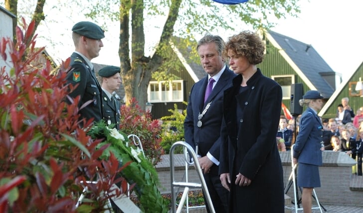  Het was de eerste keer dat burgemeester Pieter van Maaren en zijn vrouw Ine een krans legden bij het Urker Verzetsmonument. 