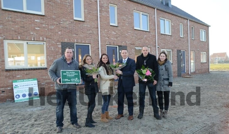  Op de foto: v.l.n.r. Gerben Sieperda (projectleider Waddenbouw), Jennifer Gort, Anna de Heus, wethouder Gerrit Post, Tiemen de Vries en Gera Kapitein.