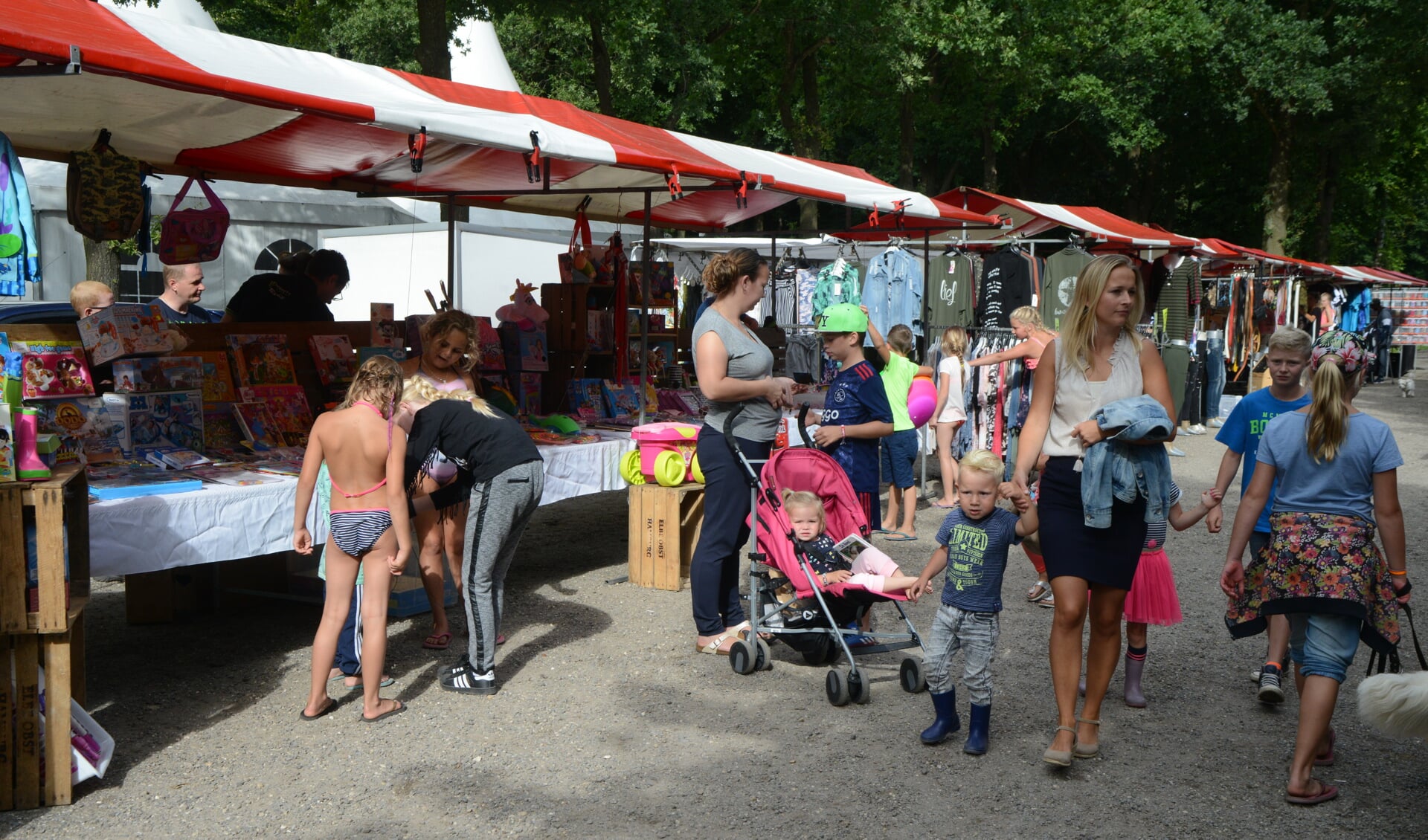 Zomerse+braderie+bij+Ontmoetingskerk+Europawijk