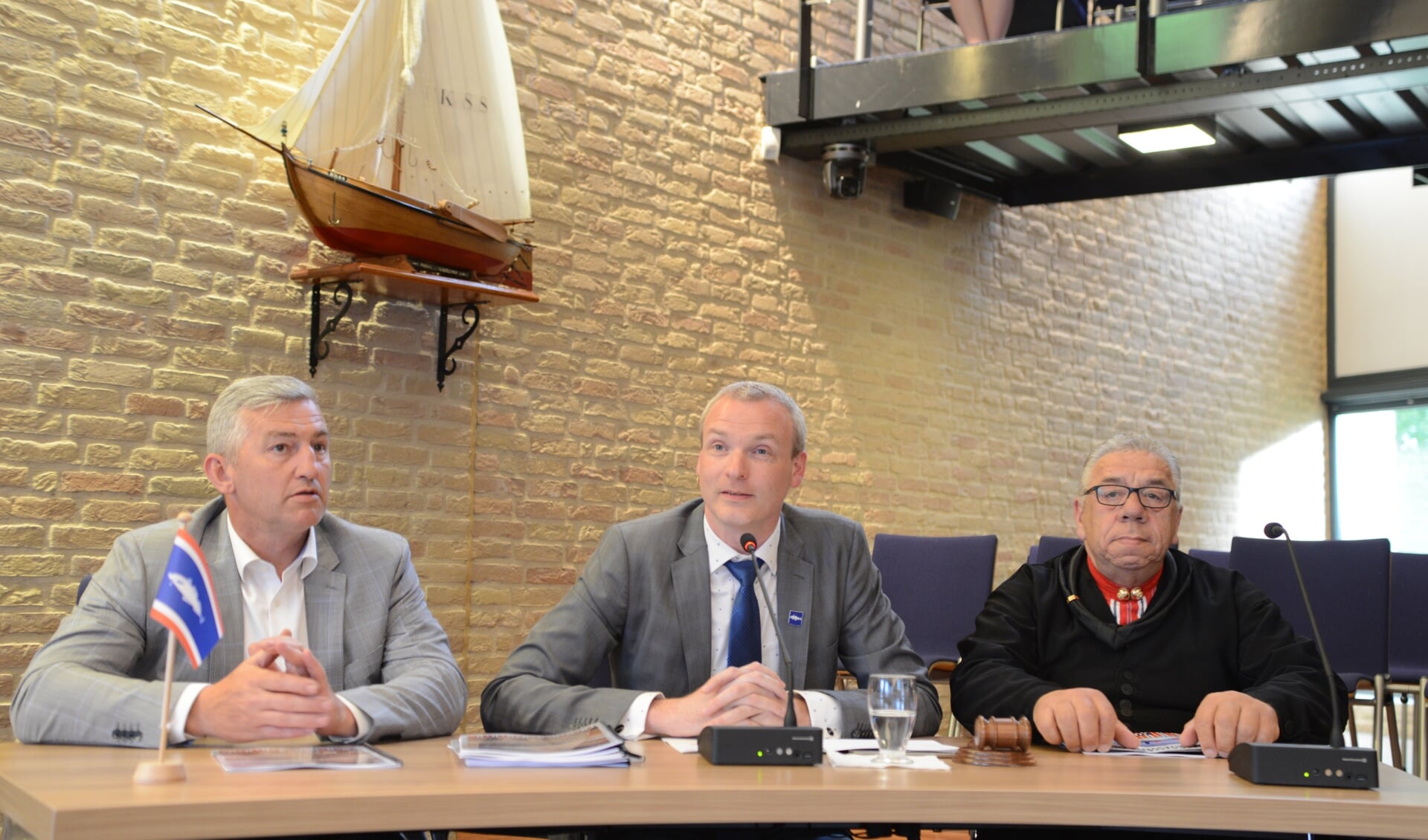 n Blij met de voortgezette samenwerking: Jan Willem Bakker (SGP), Meindert Bakker (CU) en Jan Koffeman (HvU).