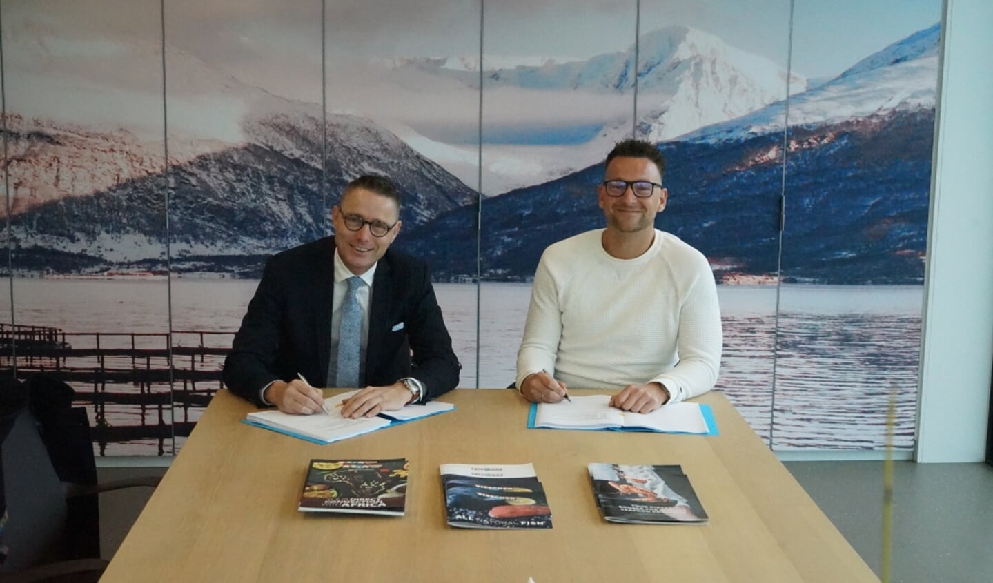  Wethouder Gerrit Post (l) en Tim Brouwer, ceo van Visscher Seafood, ondertekenen de overeenkomst.