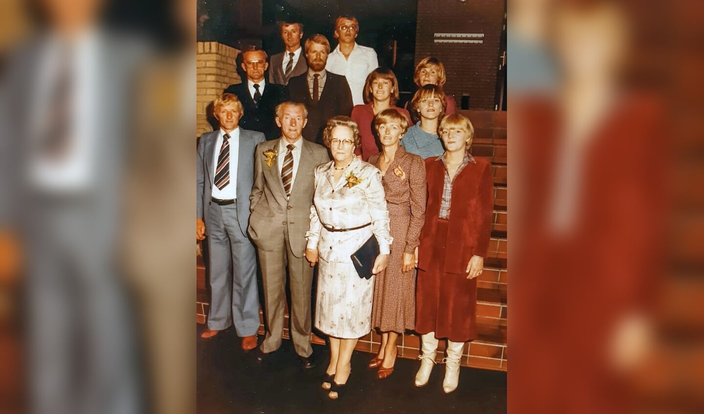 Het gezin van Okke Weerstand en Hermina Jantina Weerstand-van Asperen in 1980 met vooraan v.l.n.r.: oudste zoon Louwe, vader Okke en moeder Mien met de dochters Truus en Herma (Hermina Jantina). Middelste rij: Simon, Geert, Loes (Lubbetje) en Stieneke (Stijntje) en achteraan: Cees en Bertie en zus Jet (Jeltje).