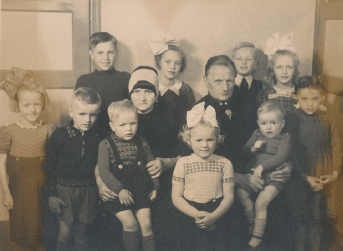 Louwe en Jeltje Weerstand-Weerstand met een gedeelte van hun kleinkinderen in 1951. Op de voorste rij v.l.n.r.: Lubbetje, Simon, Geert, Jeltje Weerstand en Cees Weerstand, Jeltje Post en op de achterste rij: Reijer Post, Jeltje Hempenius, Louwe en Truus Weerstand.