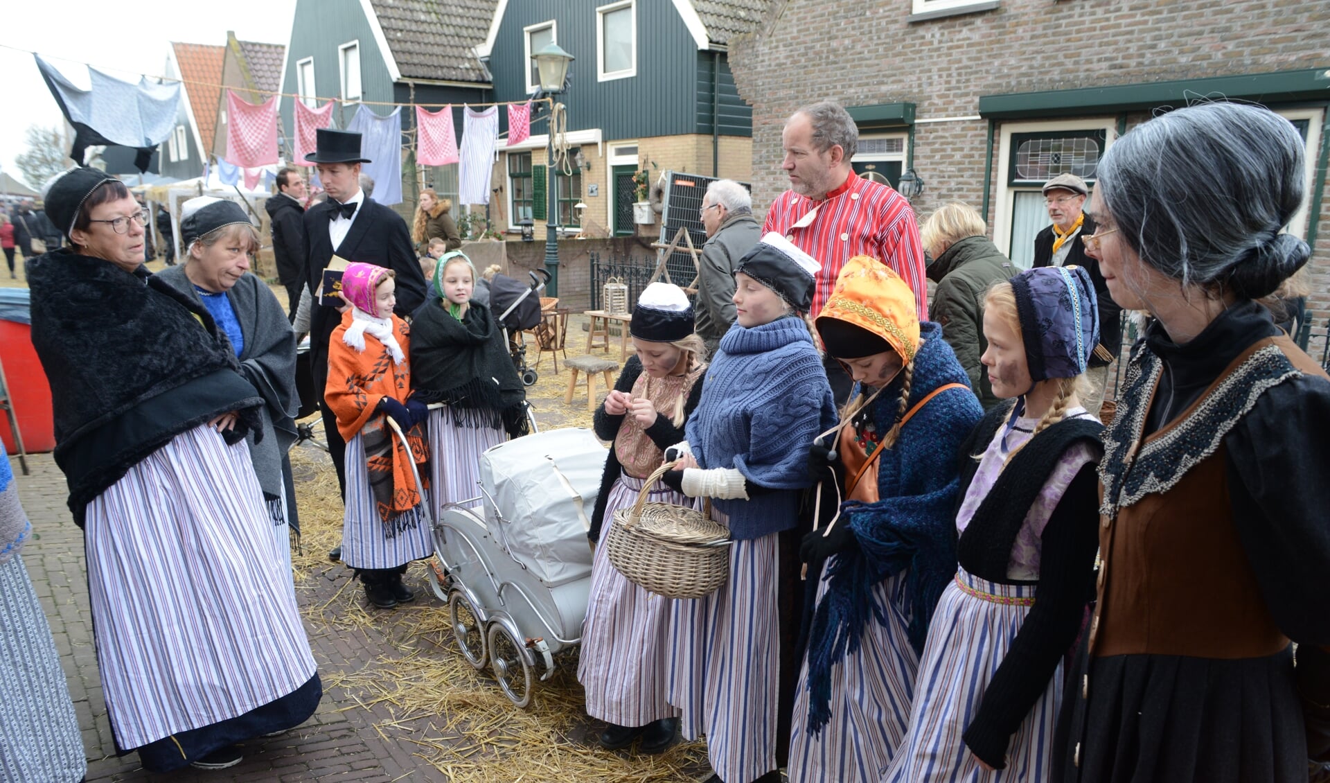 Een straattafereeltje tijdens Urk in Wintersferen, editie 2017. (Foto Ritske Brouwer).