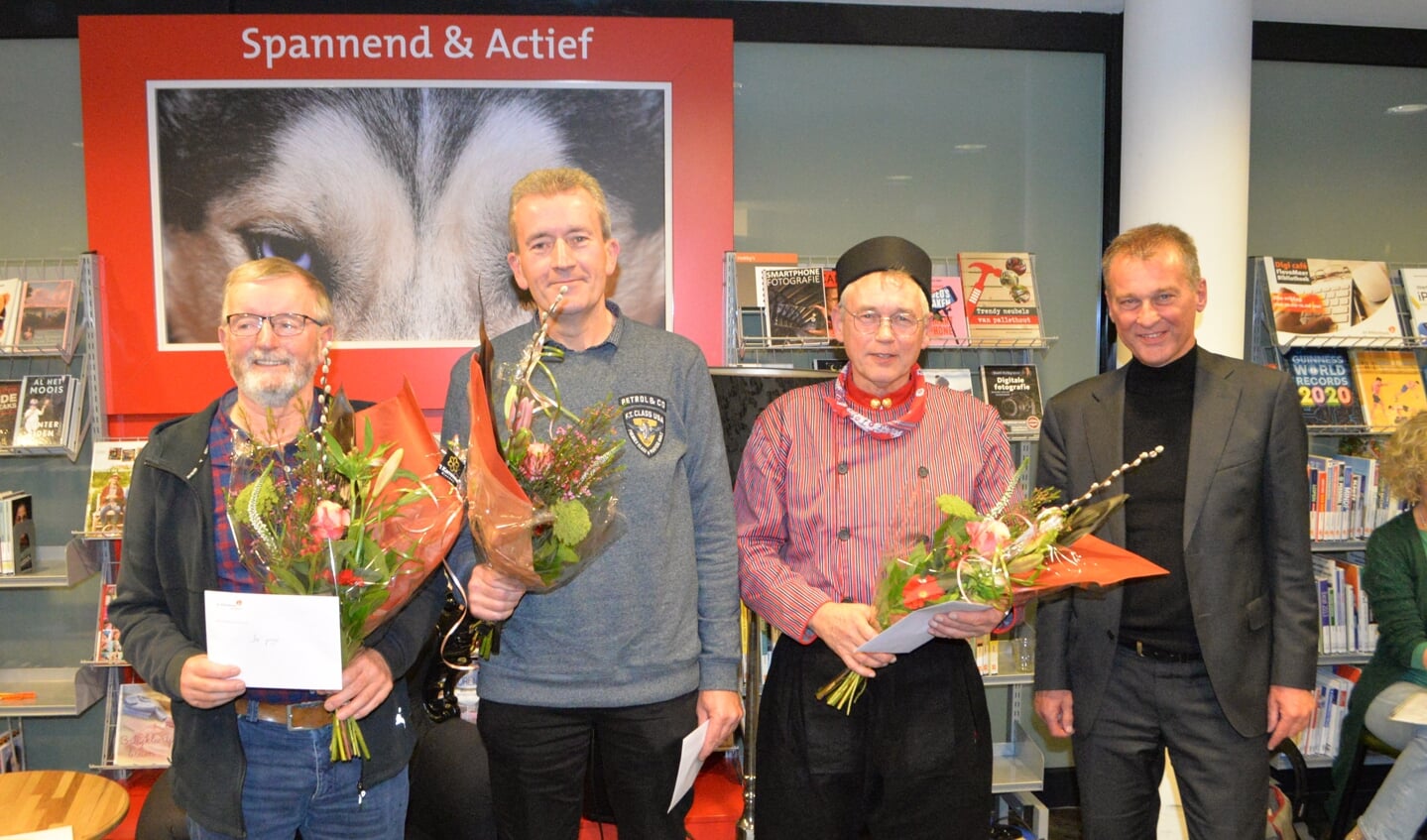 Vlnr: Cees Weerstand behaalde plek drie, de tweede prijs was voor Kobus Post en Riekelt Kapitein eindigde als winnaar. Op de foto samen met jurylid Freek Brouwer.