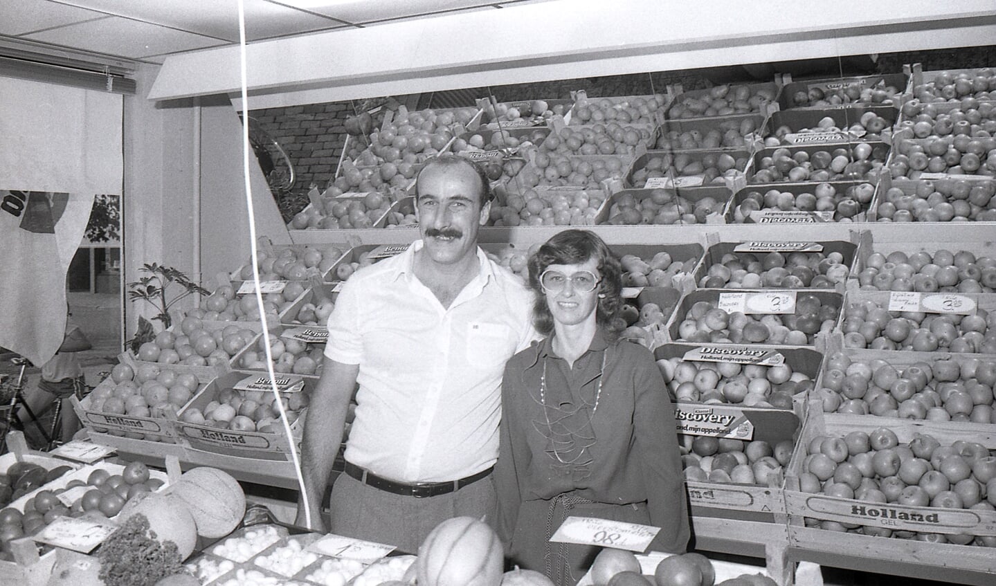Gerrit en Martha Vrugteveen, ouders van Henry, bij de opening van de winkel in 1983.