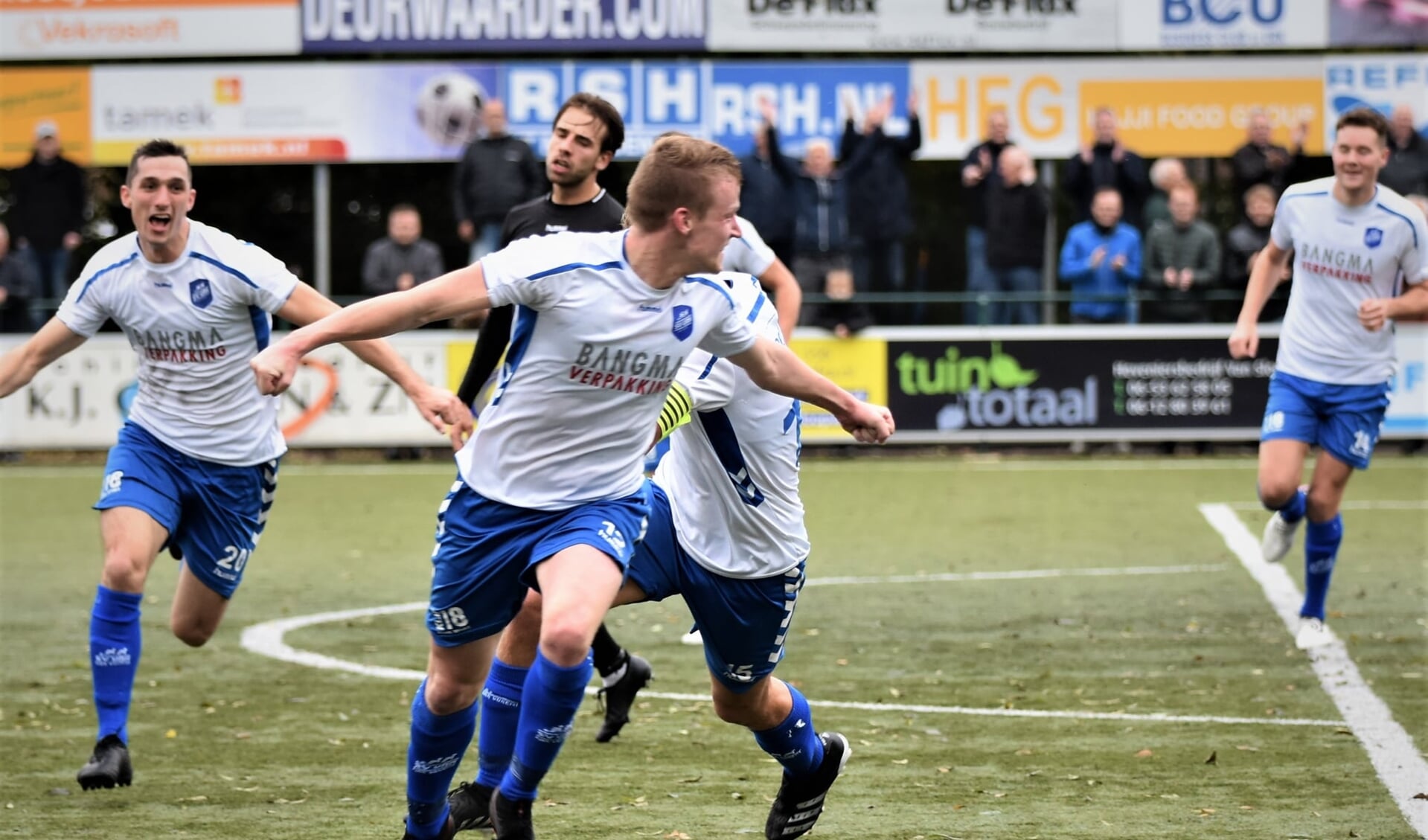 Dolle vreugde bij de spelers van Urk, als Iede Nentjes Urk in de thuiswedstrijd tegen HZVV op voorsprong heeft geschoten. (Archieffoto)