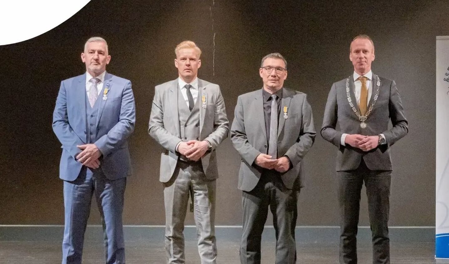 Jan Willem Bakker, Jelle Jonkers en Willem Foppen kregen een koninklijke onderscheiding uitgereikt door burgemeester Van den Bos.