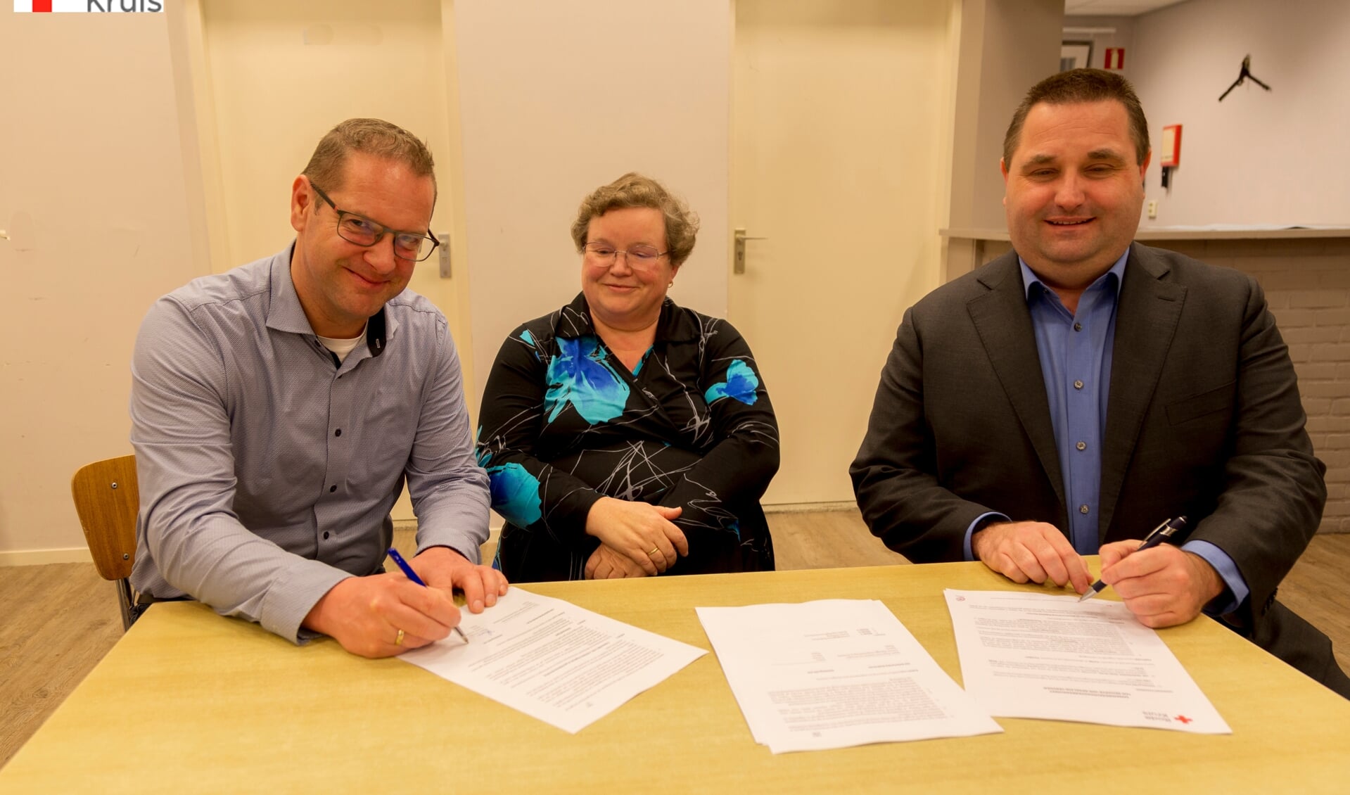 Maandag werd de samenwerking officieel bekrachtigd. Met vlnr: Teunis Verheij (FRS Urk), Marja Kramer (FRS Urk) en Lars Carree (voorzitter Rode Kruis district Flevoland).