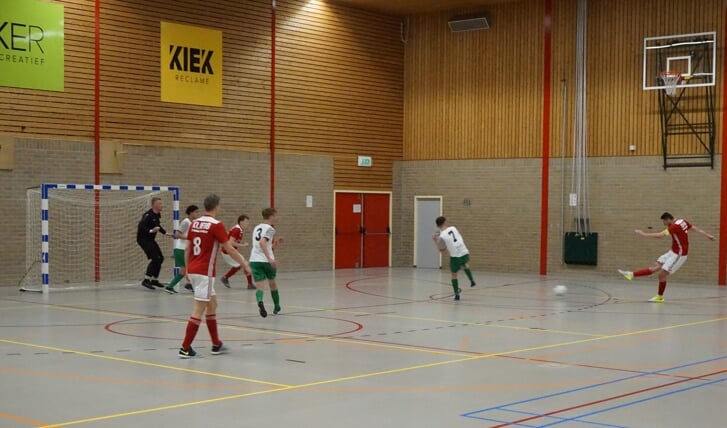 Jelbert Loosman schiet de 3-0 voorsprong voor ZVV Urk op het scorebord.
