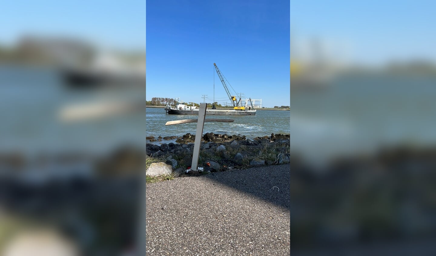 Op de plaats van het ongeval is door familie en vrienden een geïmproviseerde herdenkingsplaats ingericht. Op de achtergrond is Rijkswaterstaat bezig met het bergen van de lading van de Mar-Grethe.