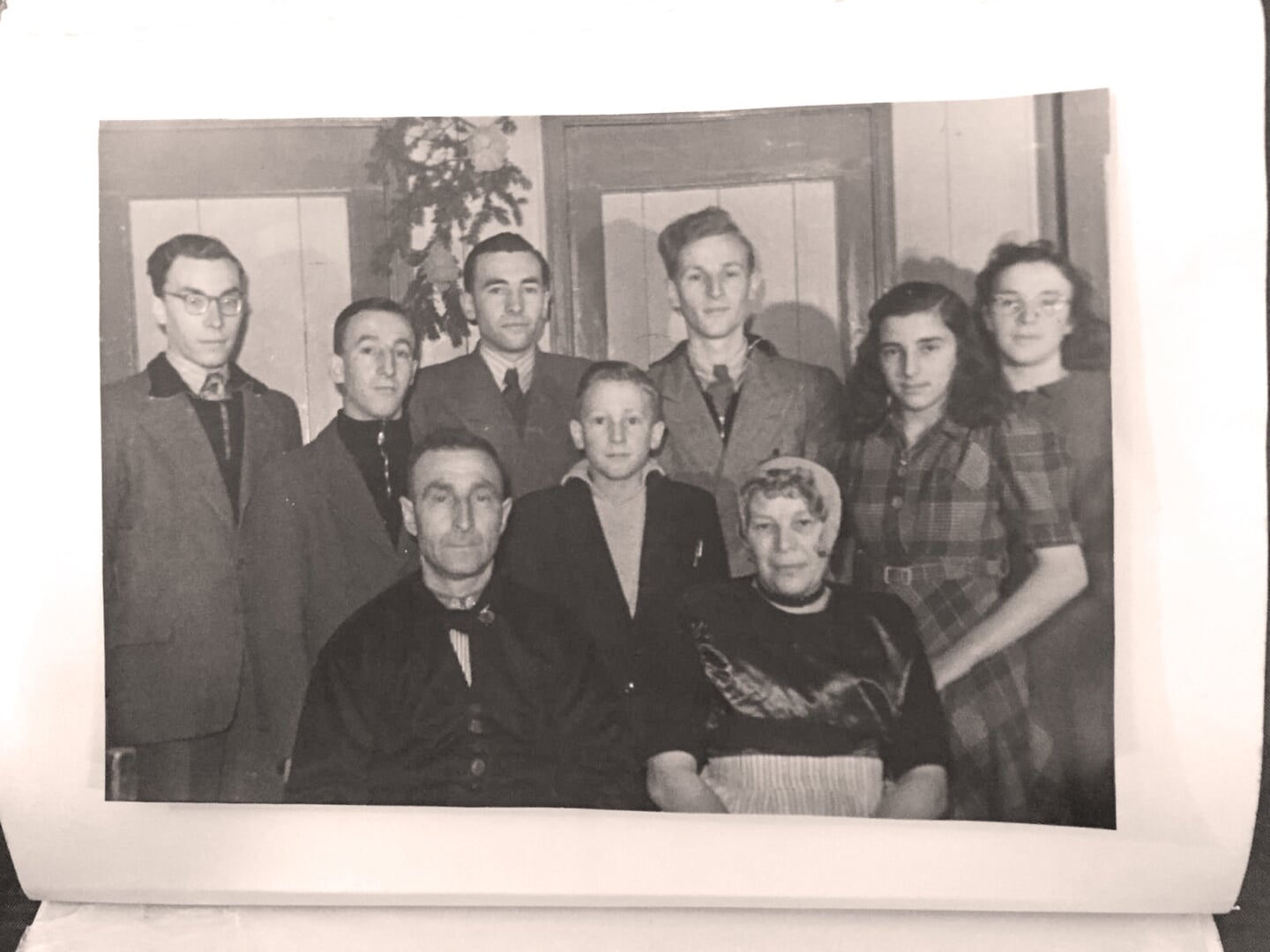 Het gezin van Mariap van Urk-Koffeman. Op de achtergrond v.l.n.r.: Evert, Jan, Ide, Tiemen, Jannie, Marrie. Op de voorgrond: vader Klaas van Urk, Albert en moeder Mariap van Urk-Koffeman.