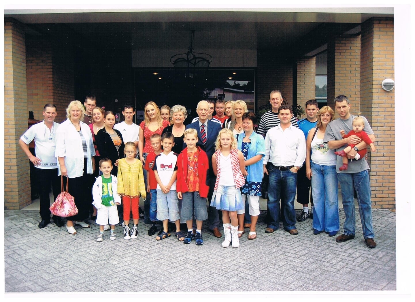 Klaas Luut Koffeman en Jannie Koffeman-Ras met hun kinderen en kleinkinderen, enkele jaren geleden.