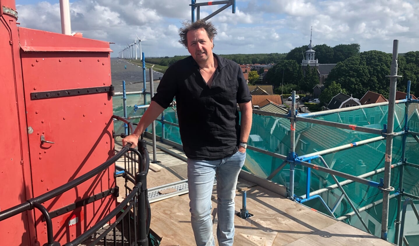 Beheerder Rense Bakker kan voorlopig nog een ultrakort rondje om de vuurtoren doen.