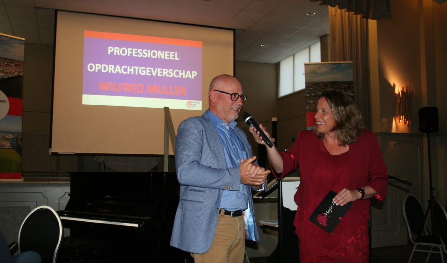 Wilfred Muller van Talma Urk vertelde uit eigen ervaring over professioneel leiderschap. Rechts op de foto Marjet Rutten die vanuit haar deskundigheid op het gebied van industrialisatie in de bouw als debatleider optrad.