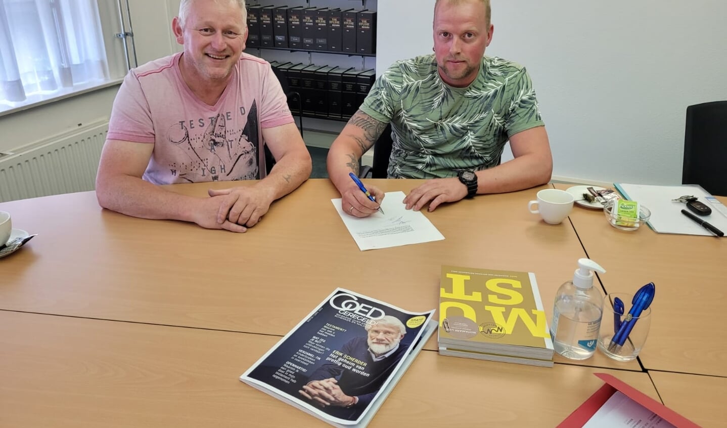 Voorzitter Maarten Meun (l) en penningmeester Herman Post (r) bij de ondertekening van de financiering.