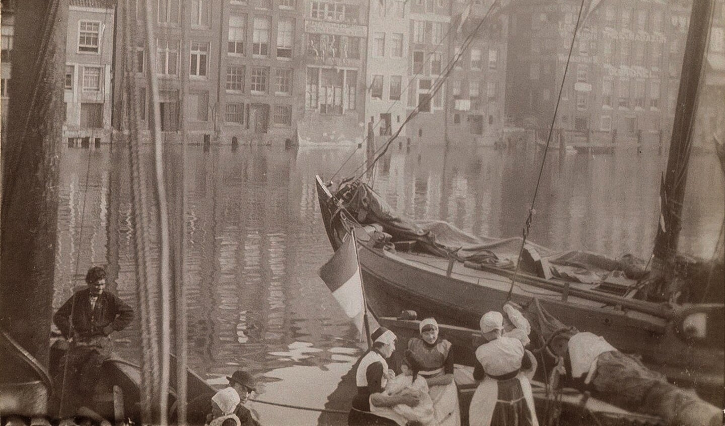 Foto's van Urker dienstmeisjes met oppaskinderen tijdens het kroningsfeest van prinses Wilhelmina in 1898 (Stadsarchief Amsterdam).