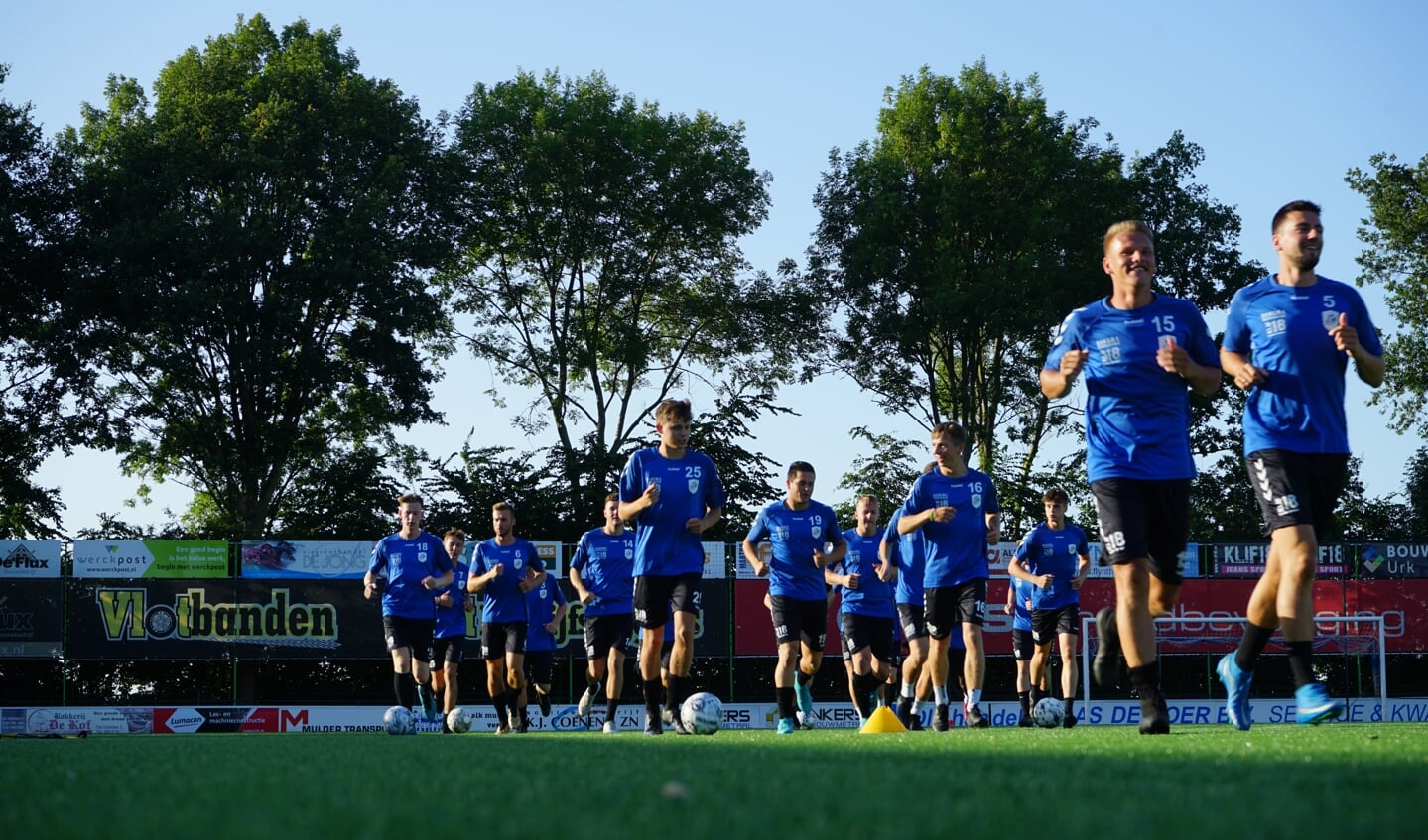 Tijdens de warming-up van de eerste training nog volop ontspannen gezichten.