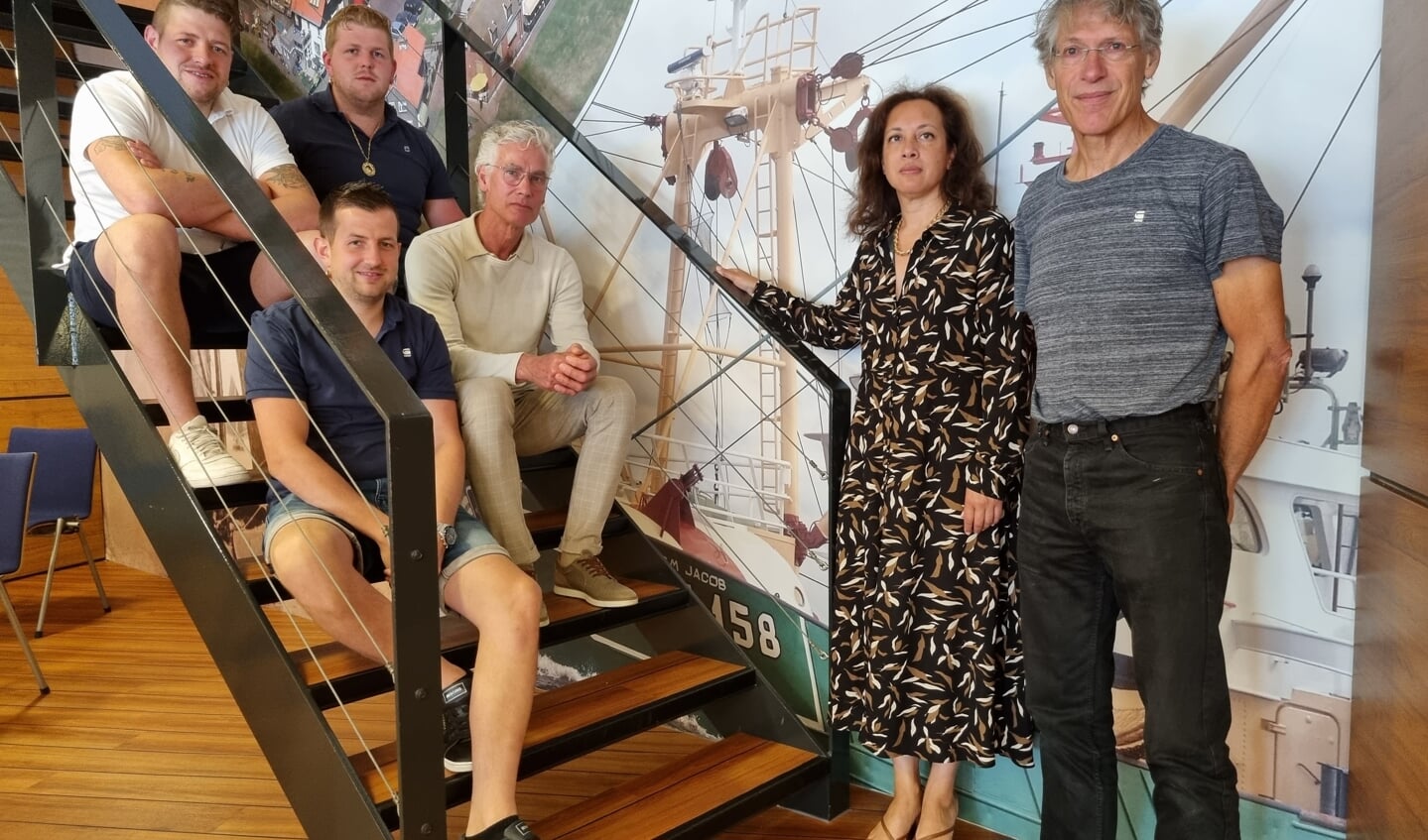 Een bijzondere ontmoeting tussen de bemanning van de UK 158 - Johan van Urk, broers Albert en Reinder van Urk en Gerrit de Boer - en nabestaanden Shirley Felix en Chris' oudere broer Tom Couvée.
