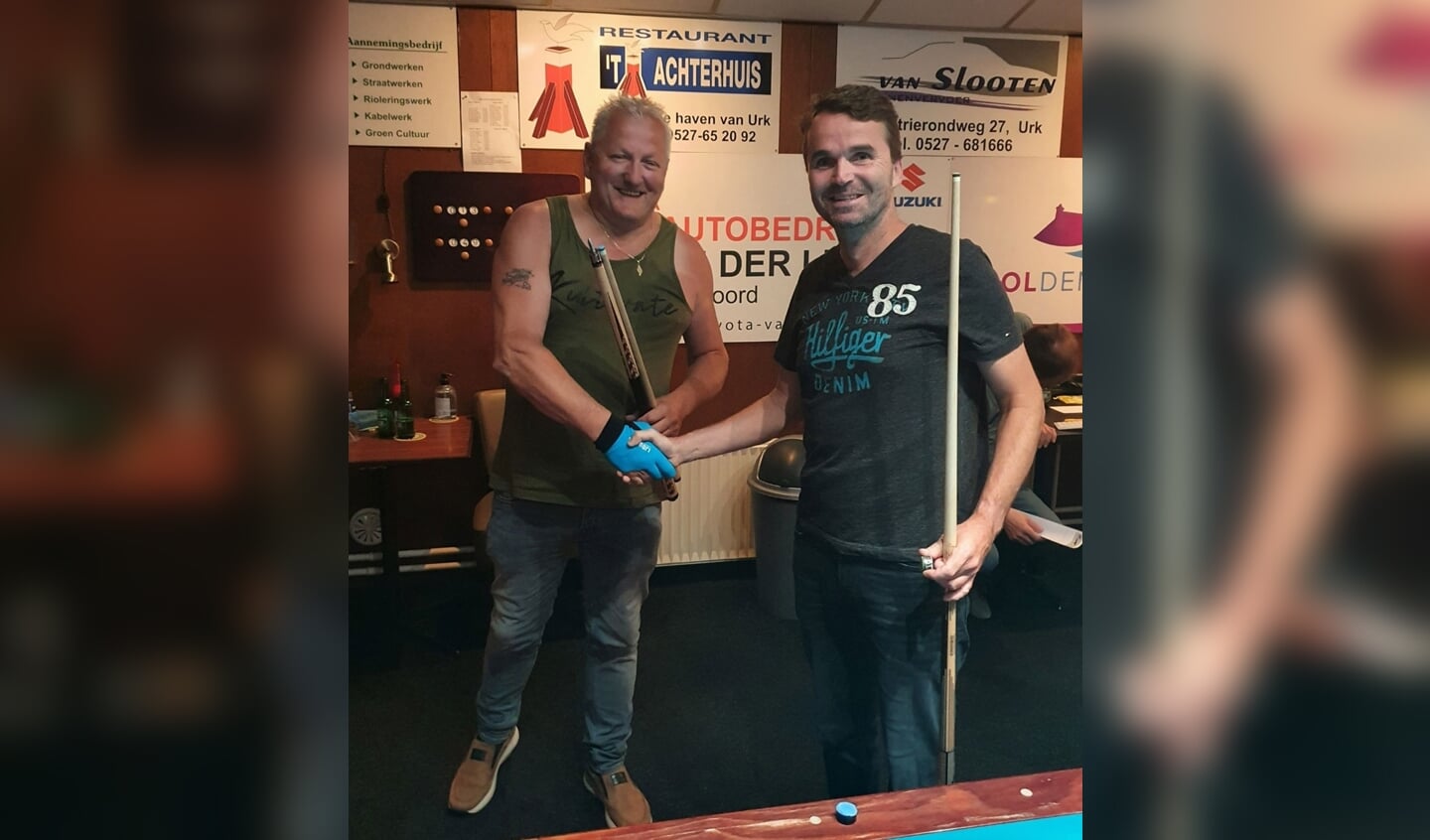 Geert Nentjes (l) en Peter Gnodde schudden elkaar de hand.