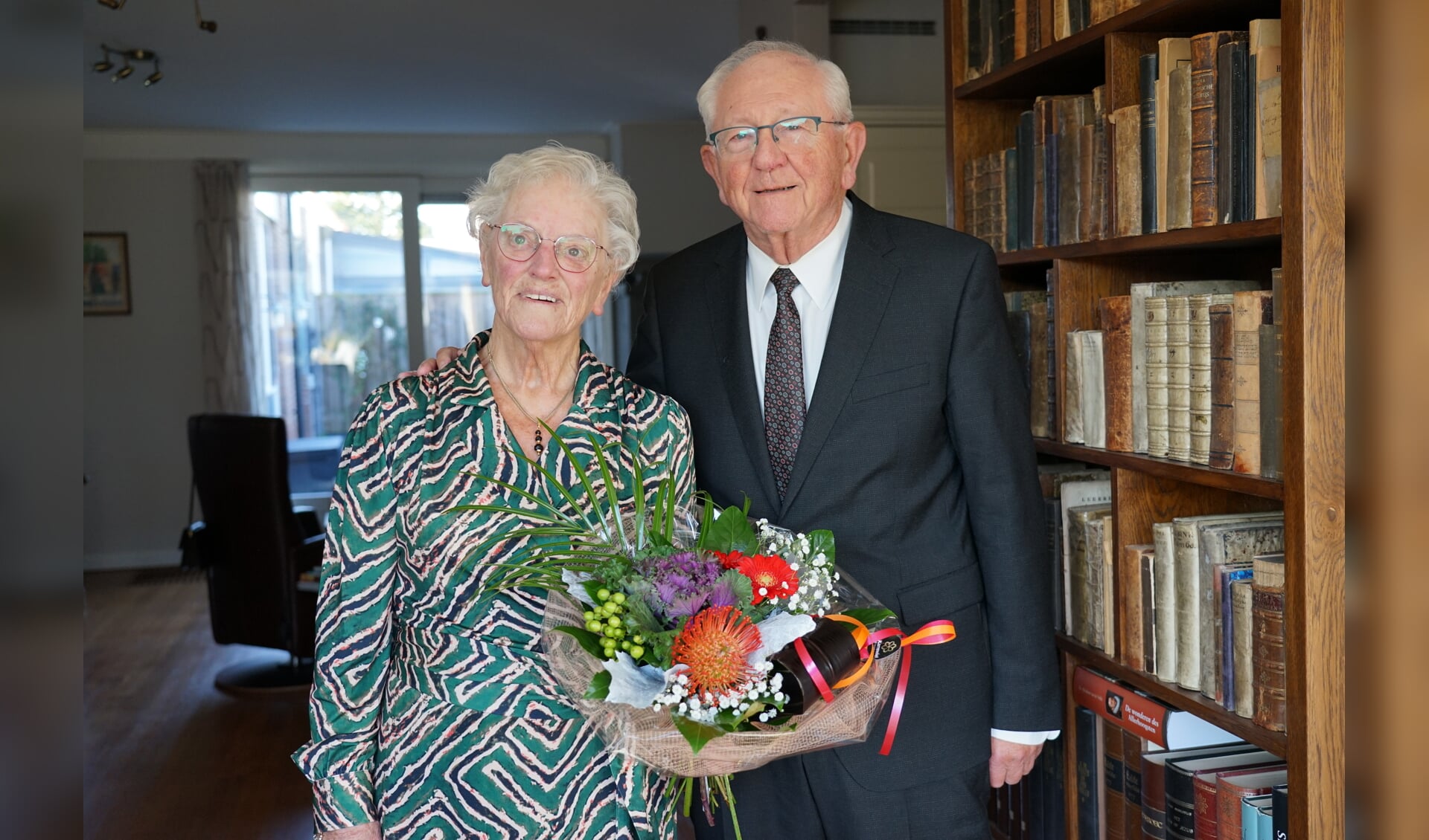 Het jubilerende echtpaar, met de bloemen die door wethouder Middelkoop werden aangeboden.