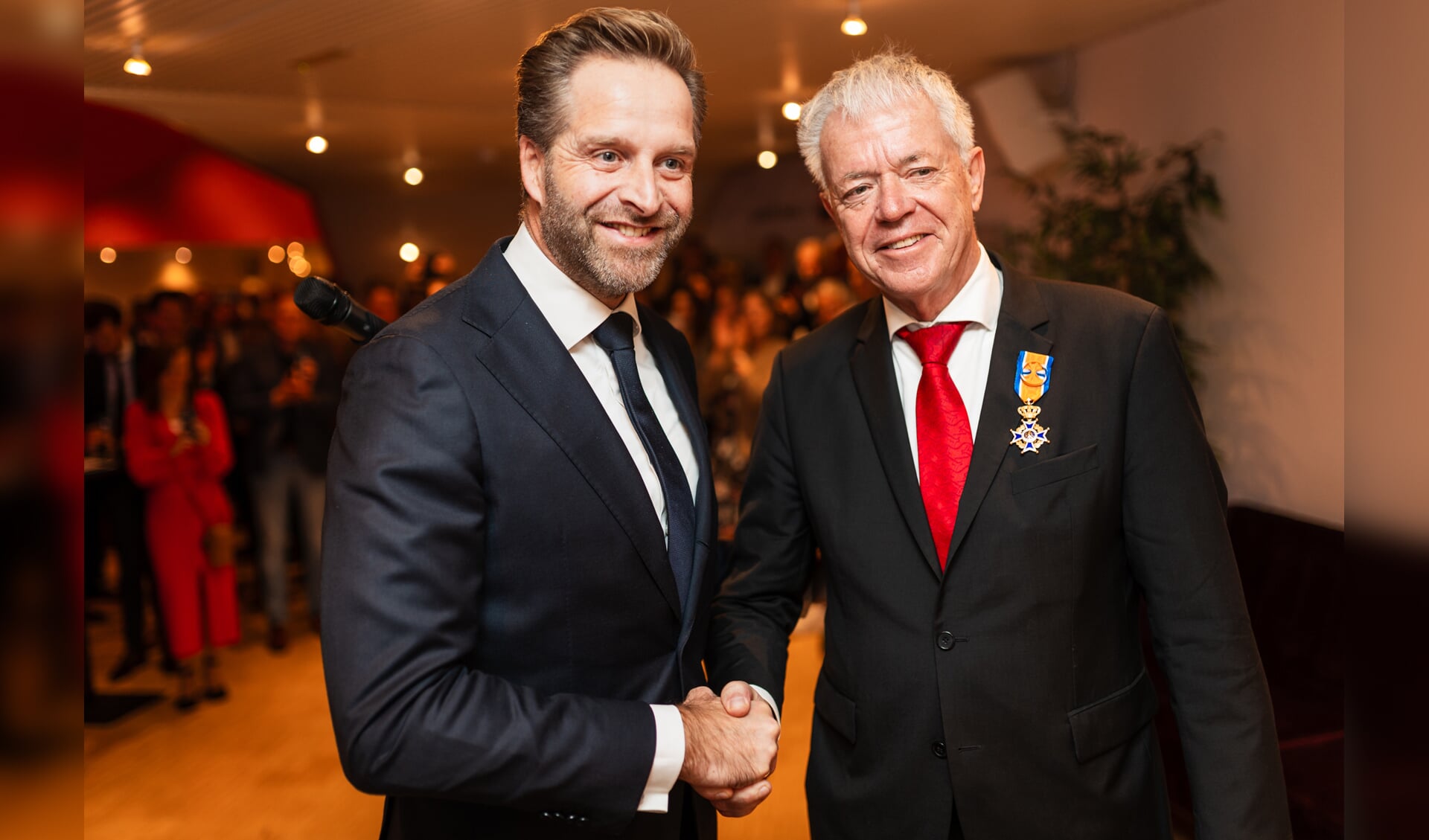 Minister Hugo de Jonge reikte persoonlijk de onderscheiding uit aan Leen Verbeek (rechts). Foto: Daniel SyllaShot By Sylla