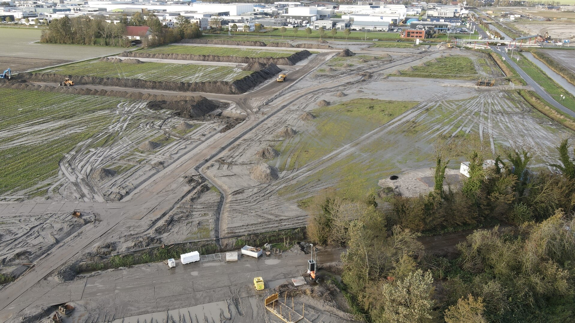 Vanuit de lucht is goed te zien dat de eerste fase van Port of Urk langzaam maar zeker in een enorme zandbak verandert. Aannemer Ploegam is met behulp van groot materieel én een transportband over de Domineesweg heen, 8.000 volle vrachtwagens aan zand vanaf de Zeeheldenwijk aan het aanbrengen op Port of Urk. Dit moet zorgen voor zetting, daarna gaat het verder bouwrijp maken van fase 1, 35 hectare bedrijfsgrond, van start.