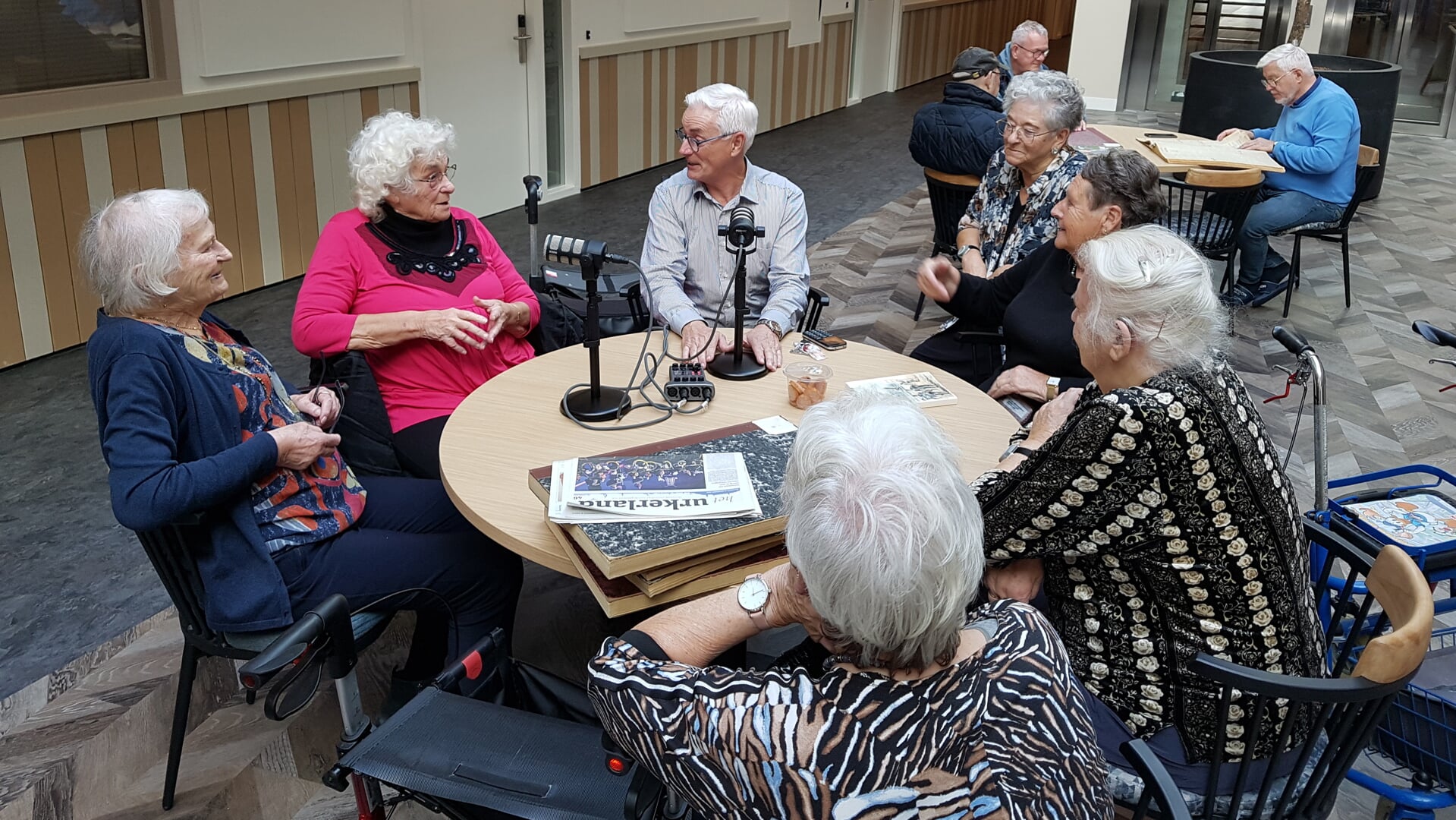 De tafel rond met de klok mee, beginnend helemaal links: Co Brands-de Jong, Lena Hoekman-Koffeman, Albert Brouwer, Dittie de Vries-Korf, Geertje van Urk-Pasterkamp, Hendrikje van Veen-Bakker, Alie Bette-Bakker.