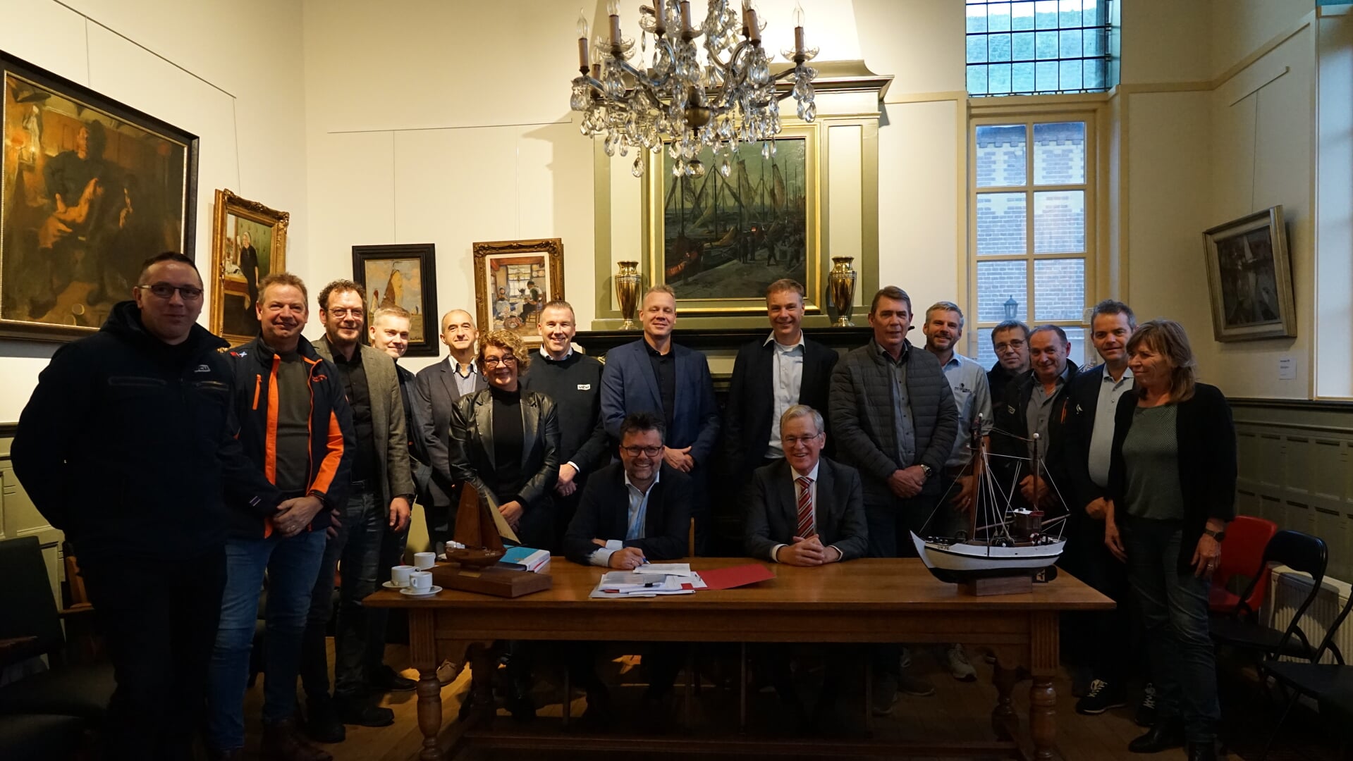 V.l.n.r.: Jan Loosman (VCU), Jelle Hakvoort (Braveheart Marine), Harm Kiefte (Flux Marine), Johan Hartman (Hartman Marine),Klaas Albert Hoekman (Hoekman Shipbuilding), Hennie Molenaar (Flux Marine), Lourens de Boer (VCU), Martin van Veen (SBR: Consortium van Snijder Schilderwerken, Piet Brouwer Elektrotechniek, Kameleon Vastgoed en Van der Reest Machines), Ronald Frijling (Balk Shipyard), Henk Kapitein (DUC Marine Group), Bram Brouwer (SBR), Wouter de Boer en Lubbert Romkes (VCU), Piet Snijder (SBR) en Petra Hagoort (DUC). Aan tafel: notaris Albert Hoeksma van Notamare Notarissen & Adviseurs (l) en Rien Bogerd (Port of Urk).