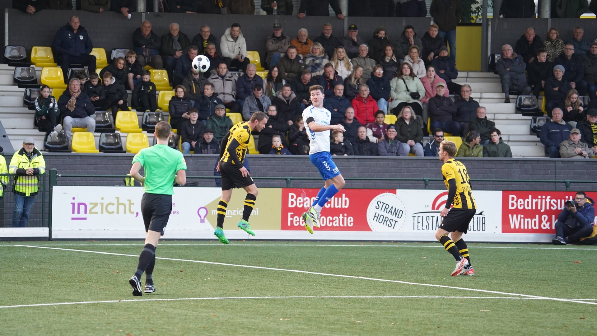Pieter Brands wint het luchtduel van een speler van DVS'33