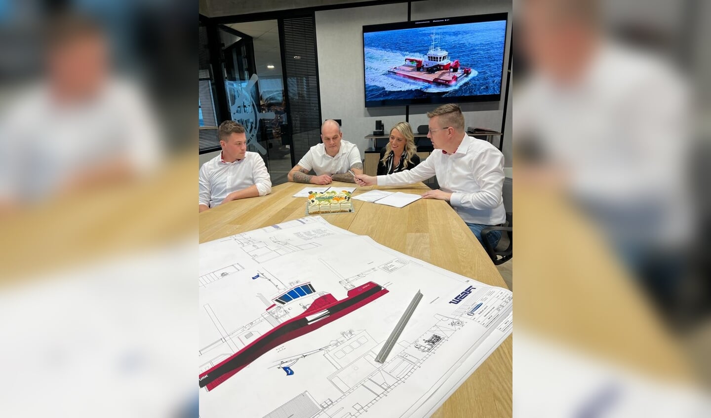 De ondertekening voor het allereerste werkschip van Werft Shipbuilding vond vorige week plaats. Op de foto (vlnr): Jan Cees Kater (Werft), Pieter en Claudia Hoefnagel (TB Waterwerk) en Pieter Pruiksma (Werft).