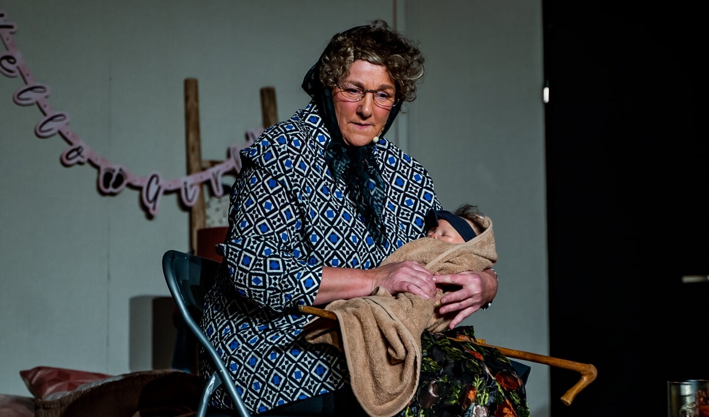 Henny de Bruine is de grooze grootmoeder in kraamscène anno nu.