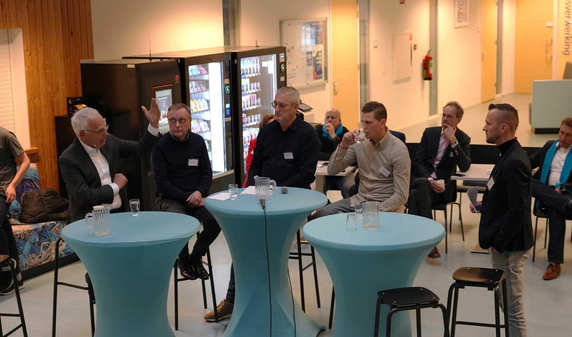 Op de foto vlnr: minister Piet Adema, Jacob Kramer, Hendrik Romkes, Willem Snoek en gespreksleider Cornelis Vlot.