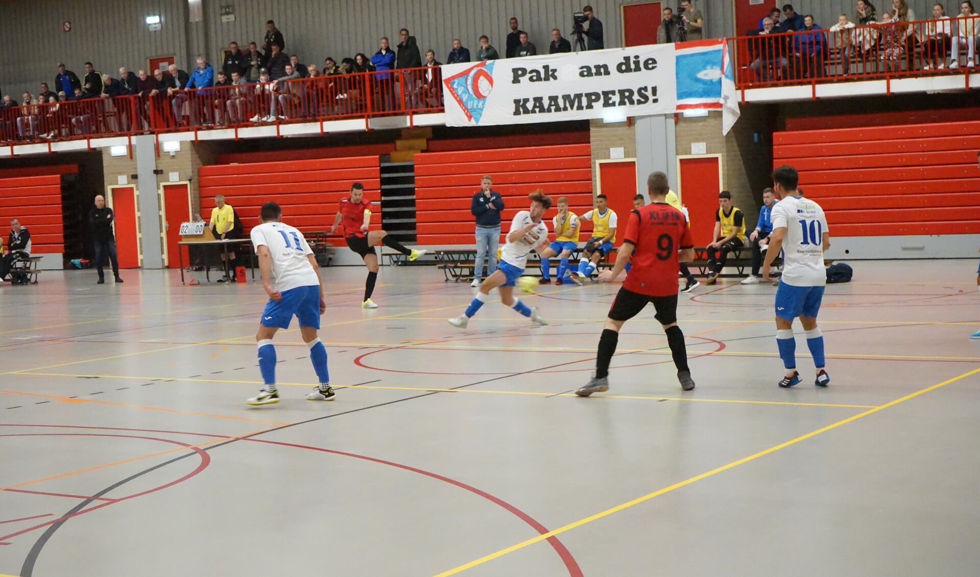 Uithaal van Jelbert Loosman in de thuiswedstrijd tegen Futsal Winsum.