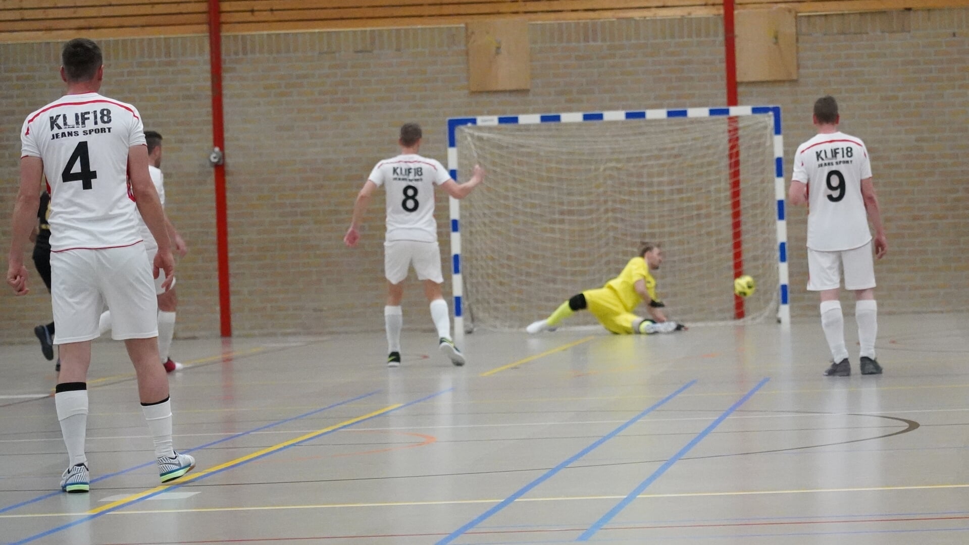 Kees de Boer (8) zet ZVV Urk/Bakkerij De Kof vlak voor rust op een 3-1 voorsprong uit een tien-meter trap..