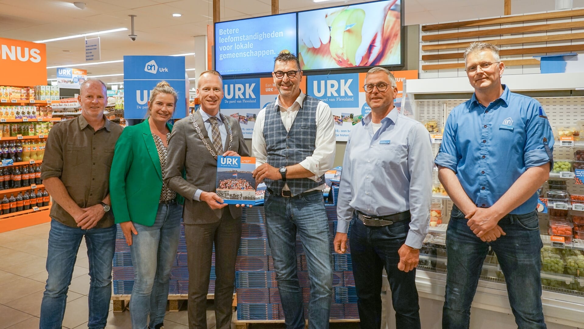 V.l.n.r.: Lub Post (GBU), Emma Wakker (SPIKKER), burgemeester Cees van den Bos, Henk Slump (AH), Harold Kats (AH) en Okke Kramer (AH).