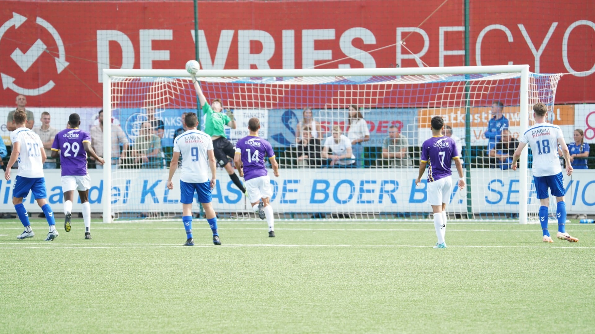 Schitterende redding van Auke Kaptijn op een vrije trap van VVSB.