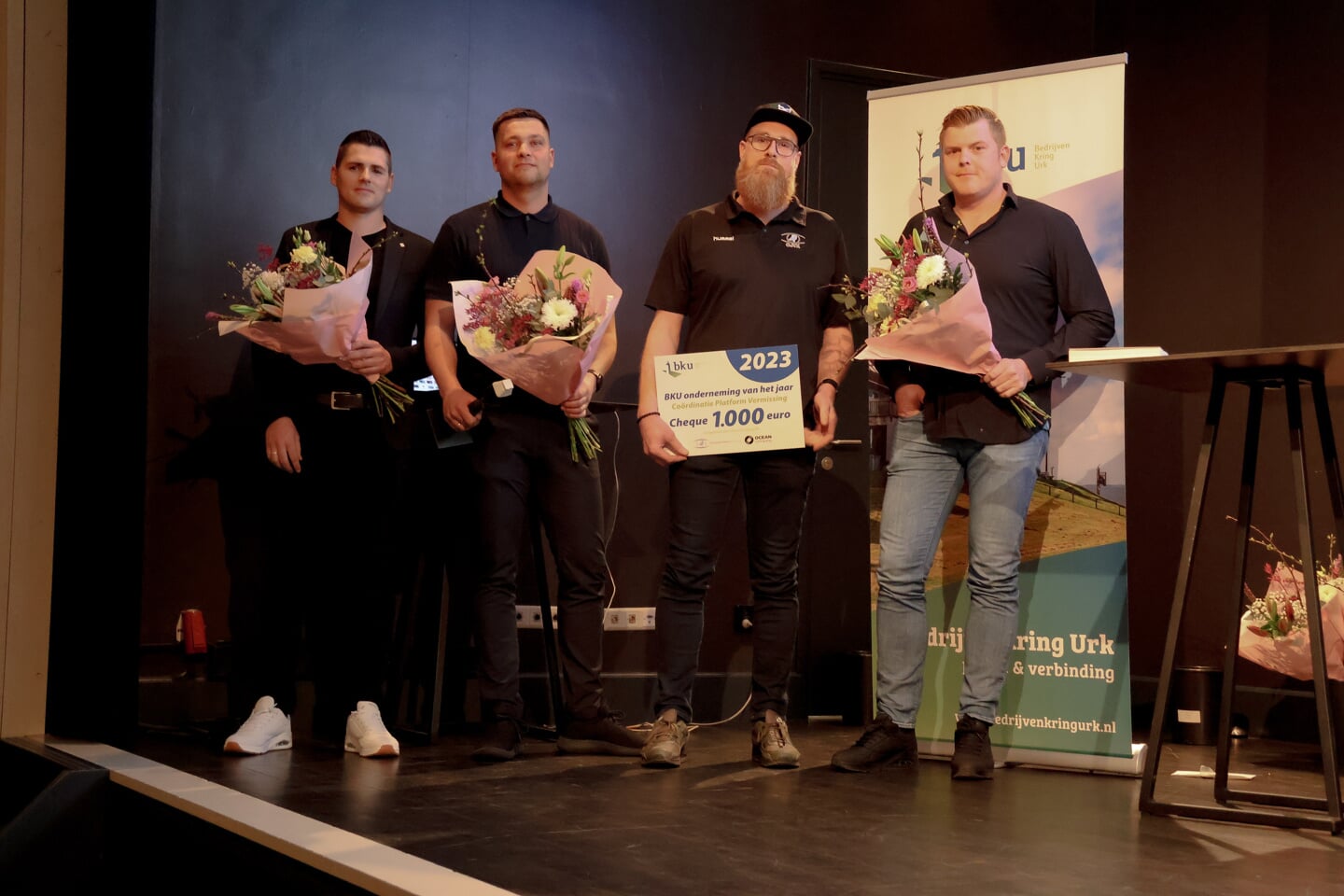 Ocean Company doneerde de winnaarscheque van duizend euro aan het Coördinatie Platvorm Vermissing. Vlnr: Hendrik Kramer, Willem Brouwer, Auke van Slooten van CPV, en Albert van Slooten. Foto: Herman de Vries.
