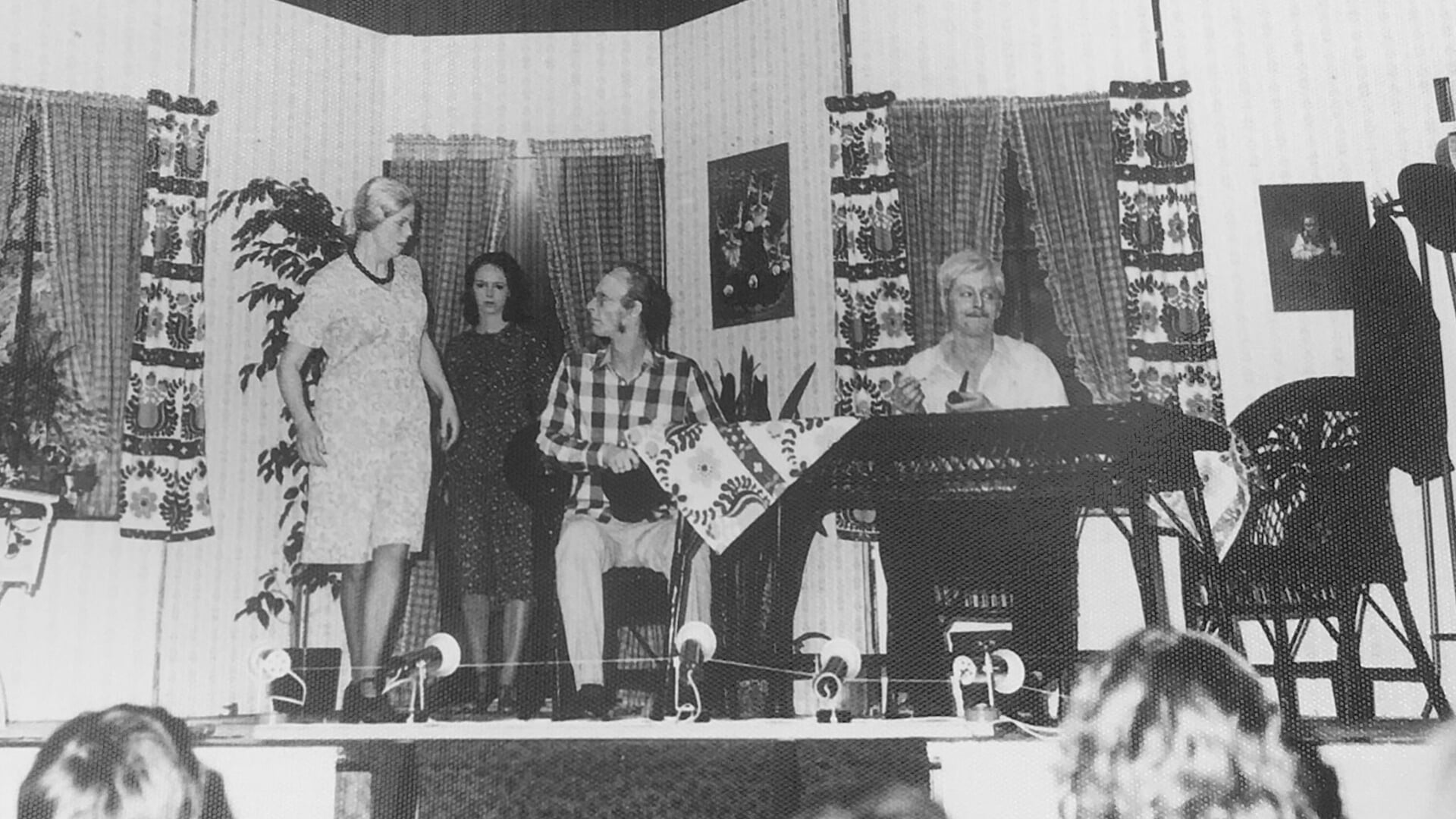 Een oude foto van theatergroep Tum Tum.