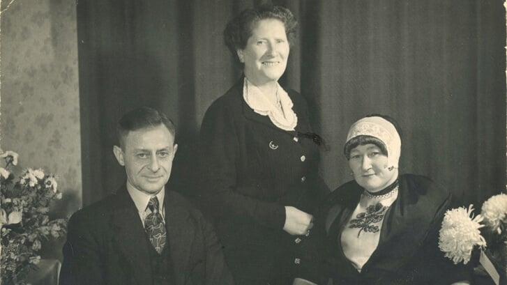 Het echtpaar Albert en Klaasje Ras-Visser met in het midden Rachel Tafelkruijer.