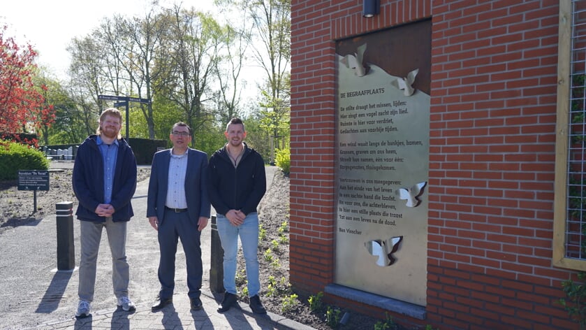 Stadsdichter Bas Visscher, wethouder Willem Foppen en Tromp ten Napel van Bouwvast - de aannemer die het sanitairgebouw realiseerde, vlnr op de foto - waren vorige week bij de onthulling van het kunstwerk aanwezig.