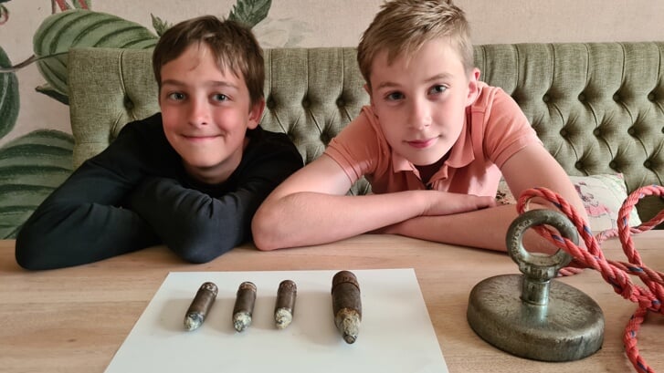 Simon Hoefnagel (l) en Lucas Post met vier van de zes gevonden kogels én de grote magneet.