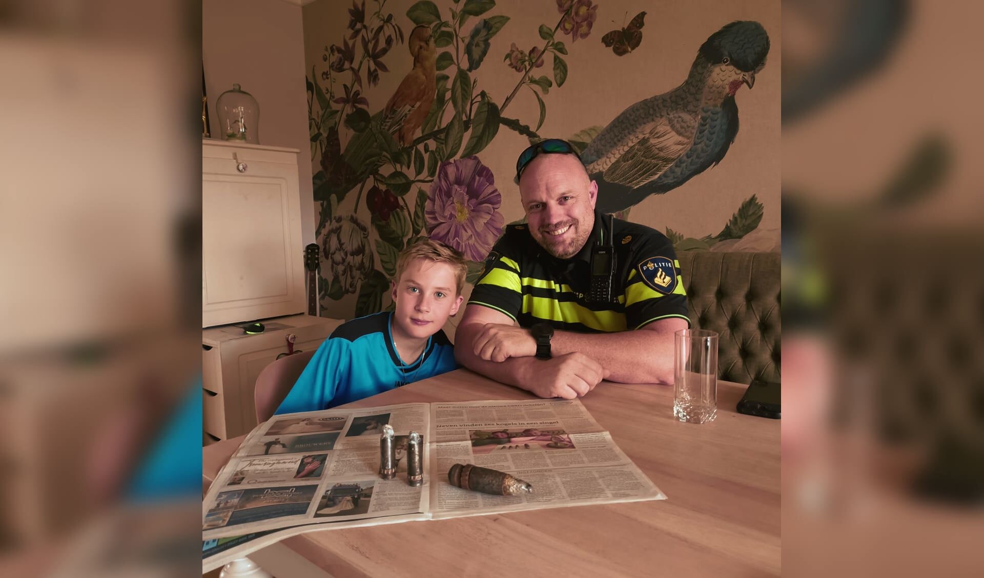 n Lucas Post en wijkagent Peter van Tilborgh met de bijzondere vondst, die nu twee keer de krant heeft gehaald...