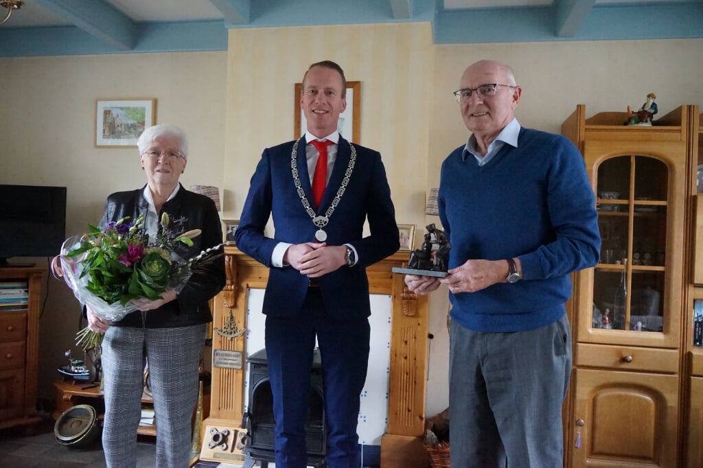 n Het jubilerende echtpaar met tussen hen in burgemeester Van den Bos.