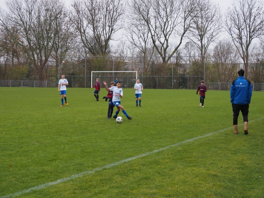 n Beeld van de wedstrijd tussen beide jeugdelftallen van Urk en Terschelling.
